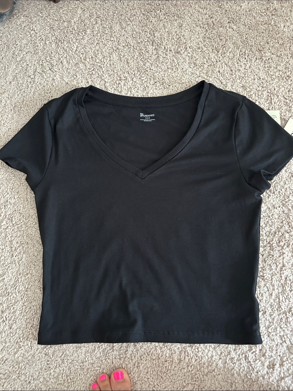 No boundaries V neck tee. S